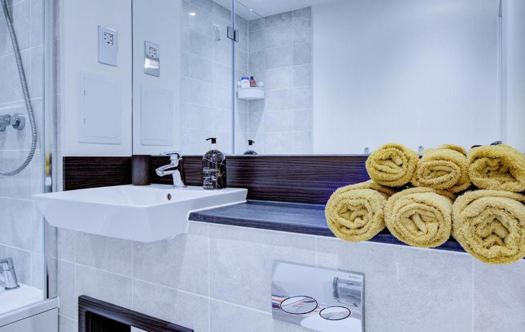 Luxury 2 Bed Flat In A New Block In East Acton Lejlighed London Eksteriør billede