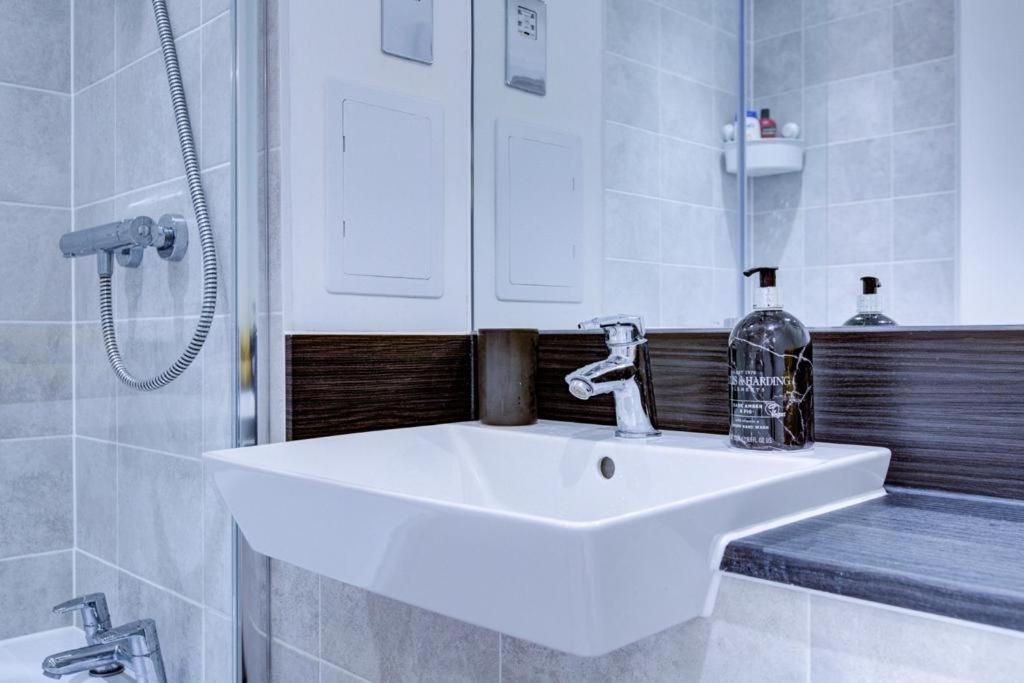 Luxury 2 Bed Flat In A New Block In East Acton Lejlighed London Eksteriør billede